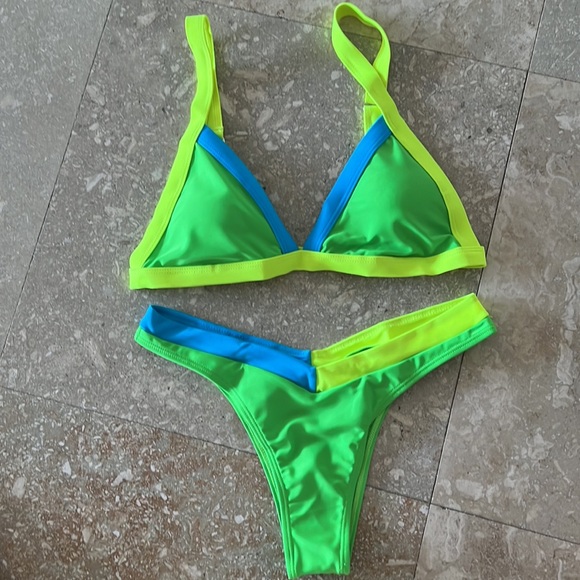 Beautiful swimsuit - Picture 3 of 4